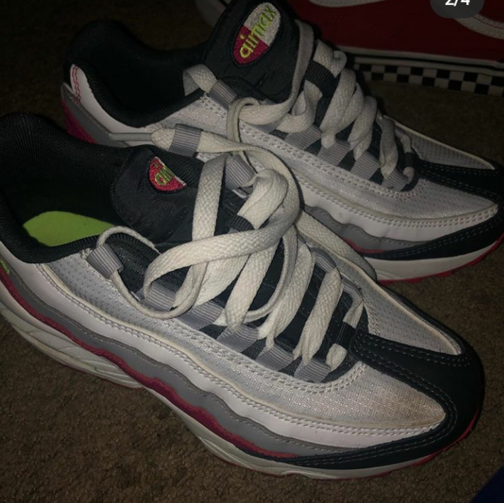 Nike shoes - Picture 4 of 4
